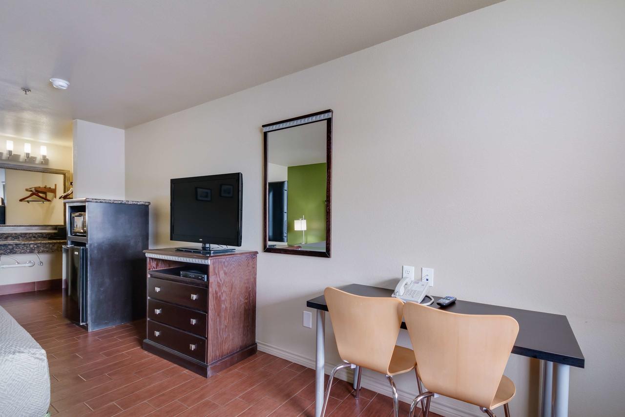 Motel 6 Floresville Экстерьер фото
