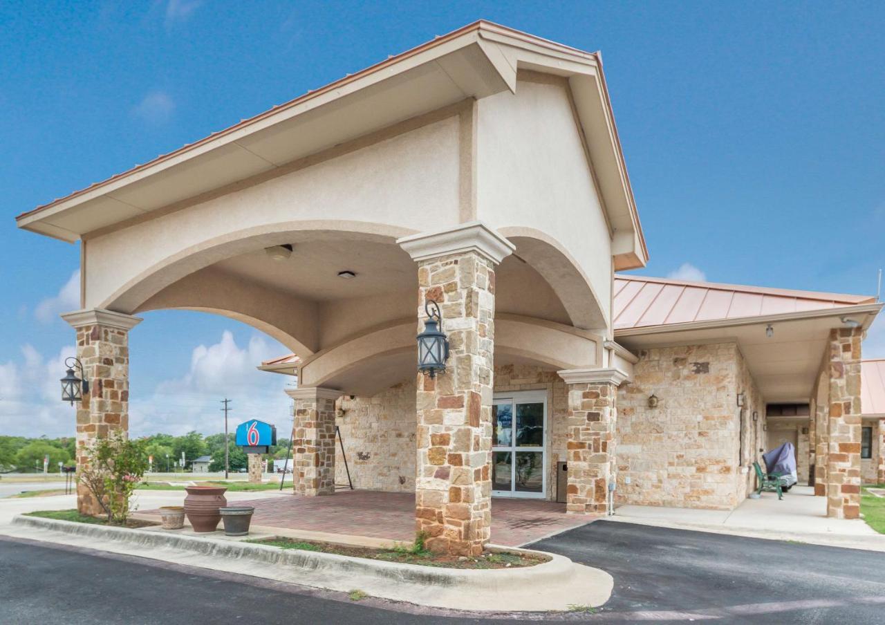 Motel 6 Floresville Экстерьер фото
