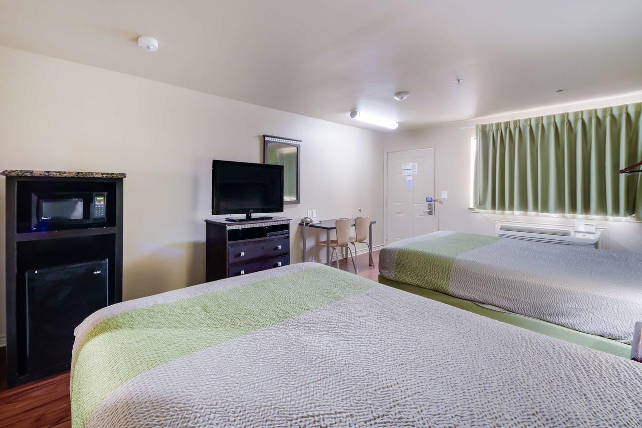 Motel 6 Floresville Экстерьер фото