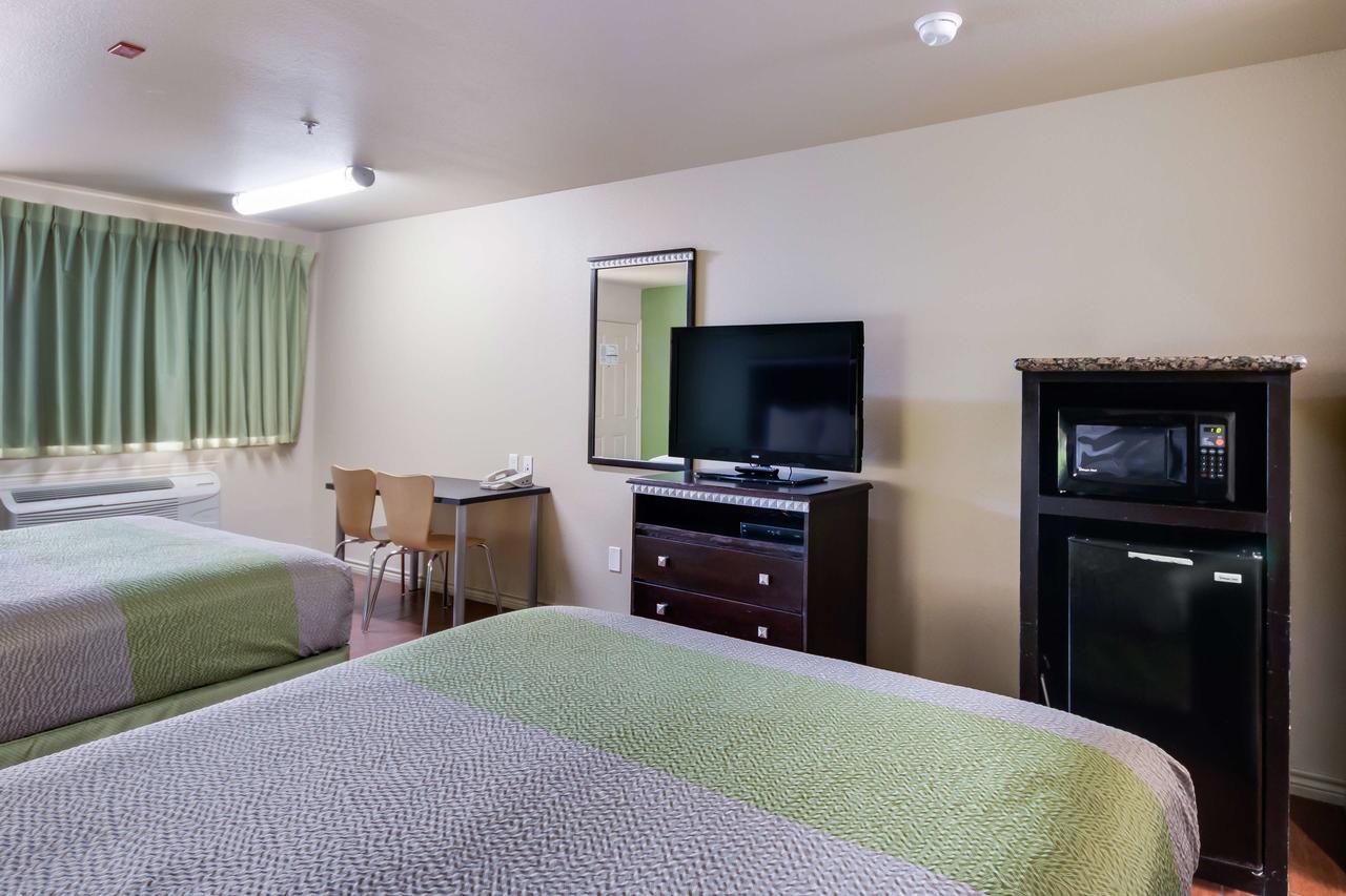 Motel 6 Floresville Экстерьер фото