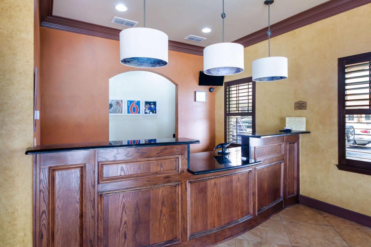 Motel 6 Floresville Экстерьер фото
