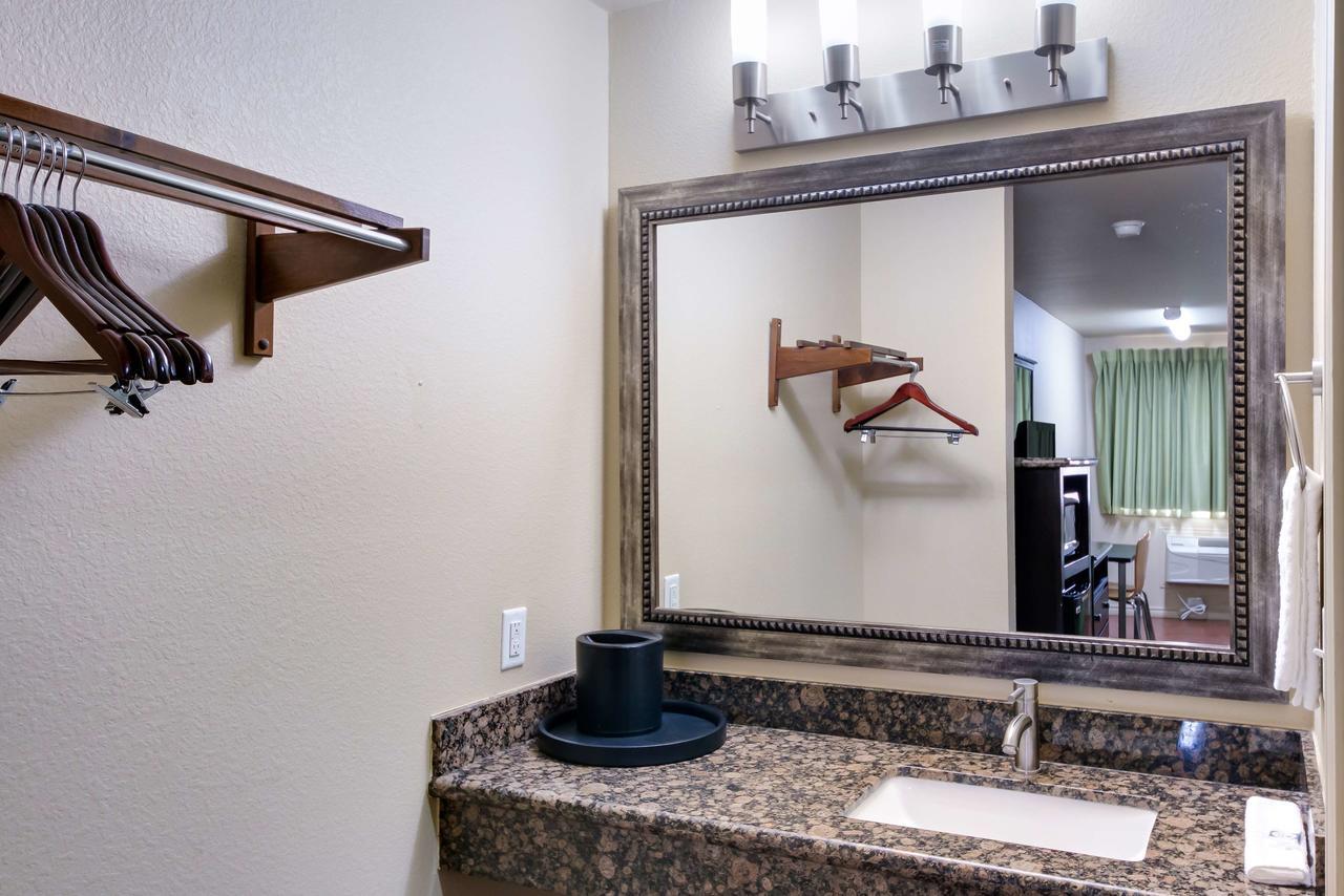 Motel 6 Floresville Экстерьер фото