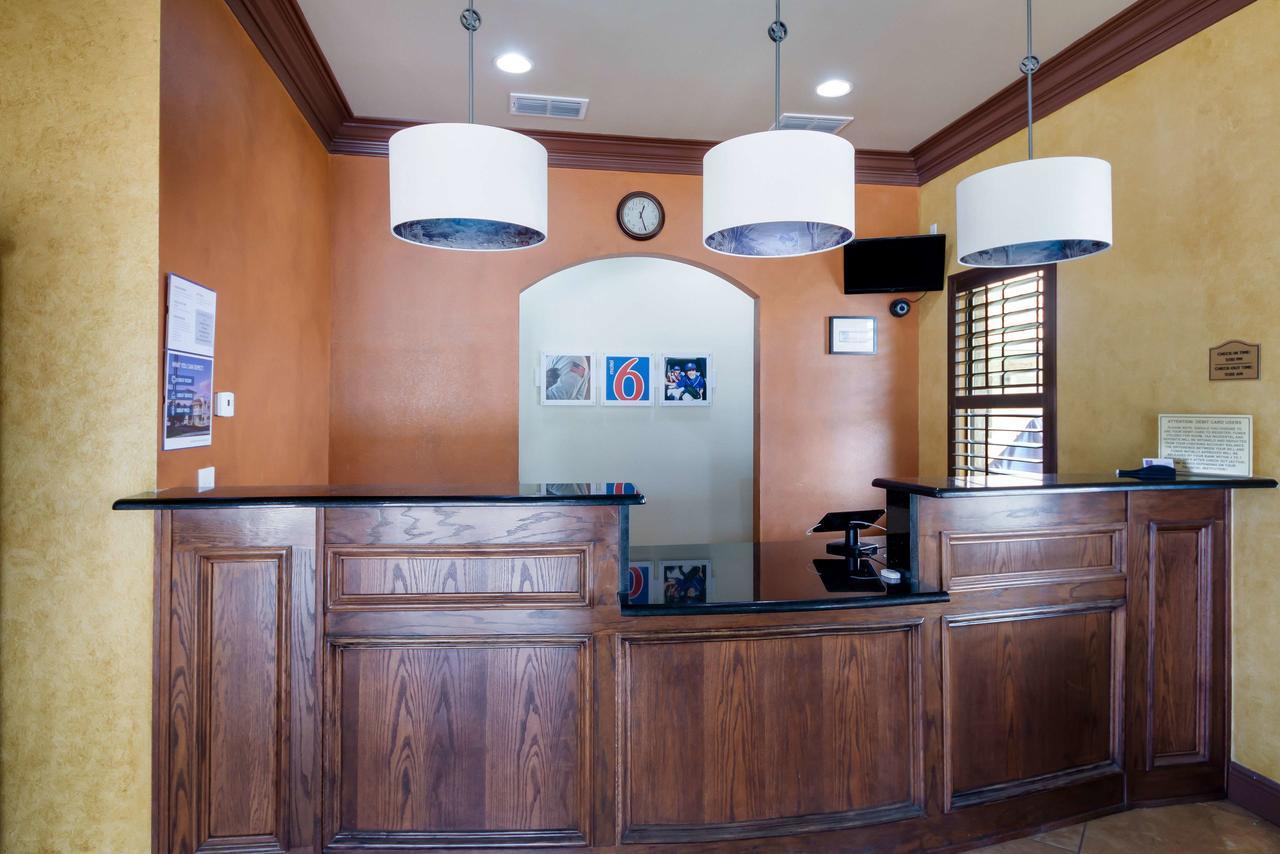 Motel 6 Floresville Экстерьер фото