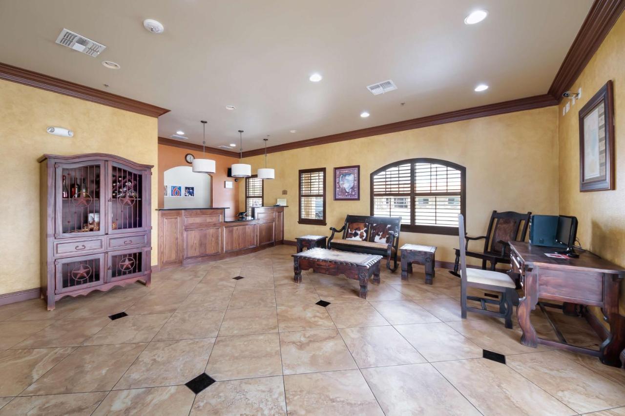 Motel 6 Floresville Экстерьер фото