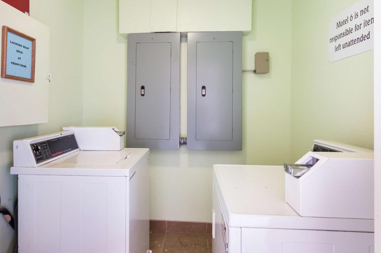 Motel 6 Floresville Экстерьер фото