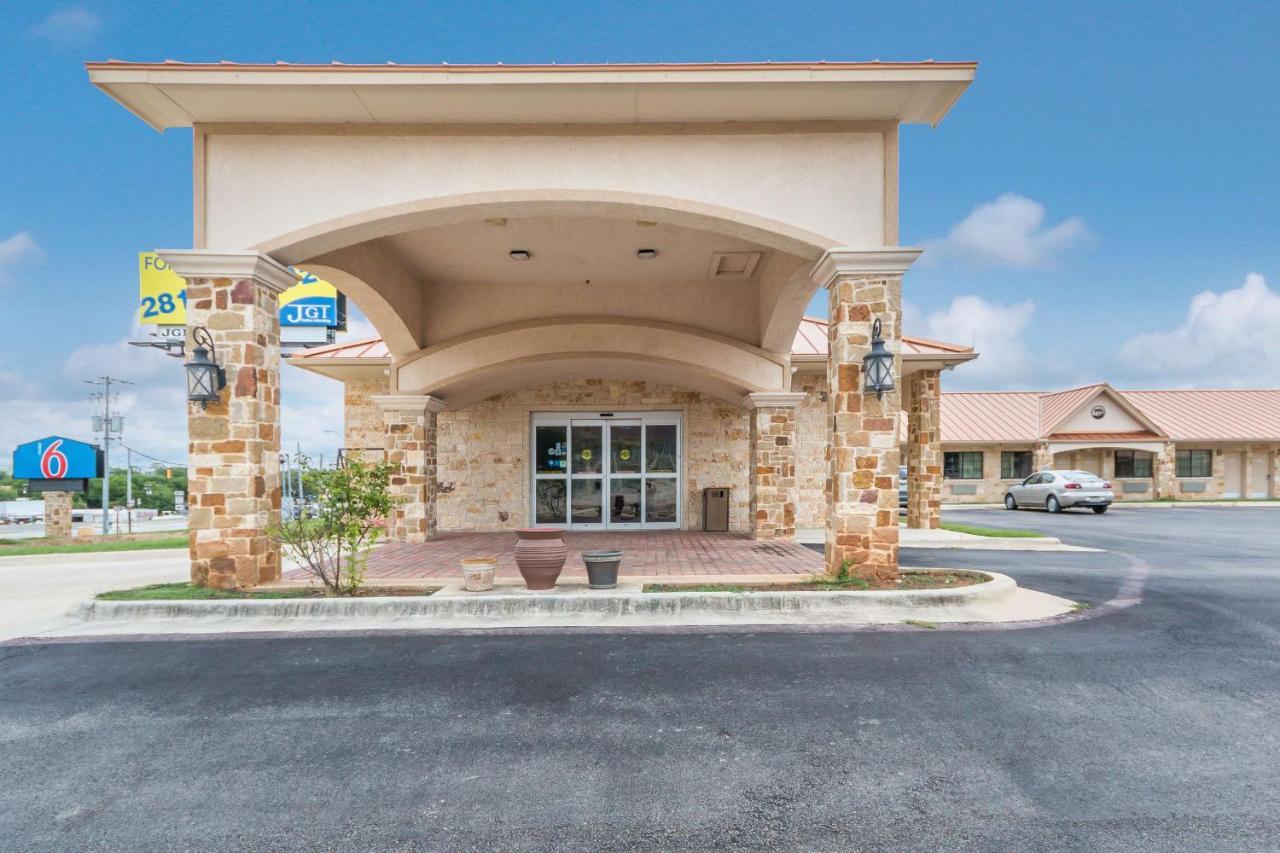 Motel 6 Floresville Экстерьер фото