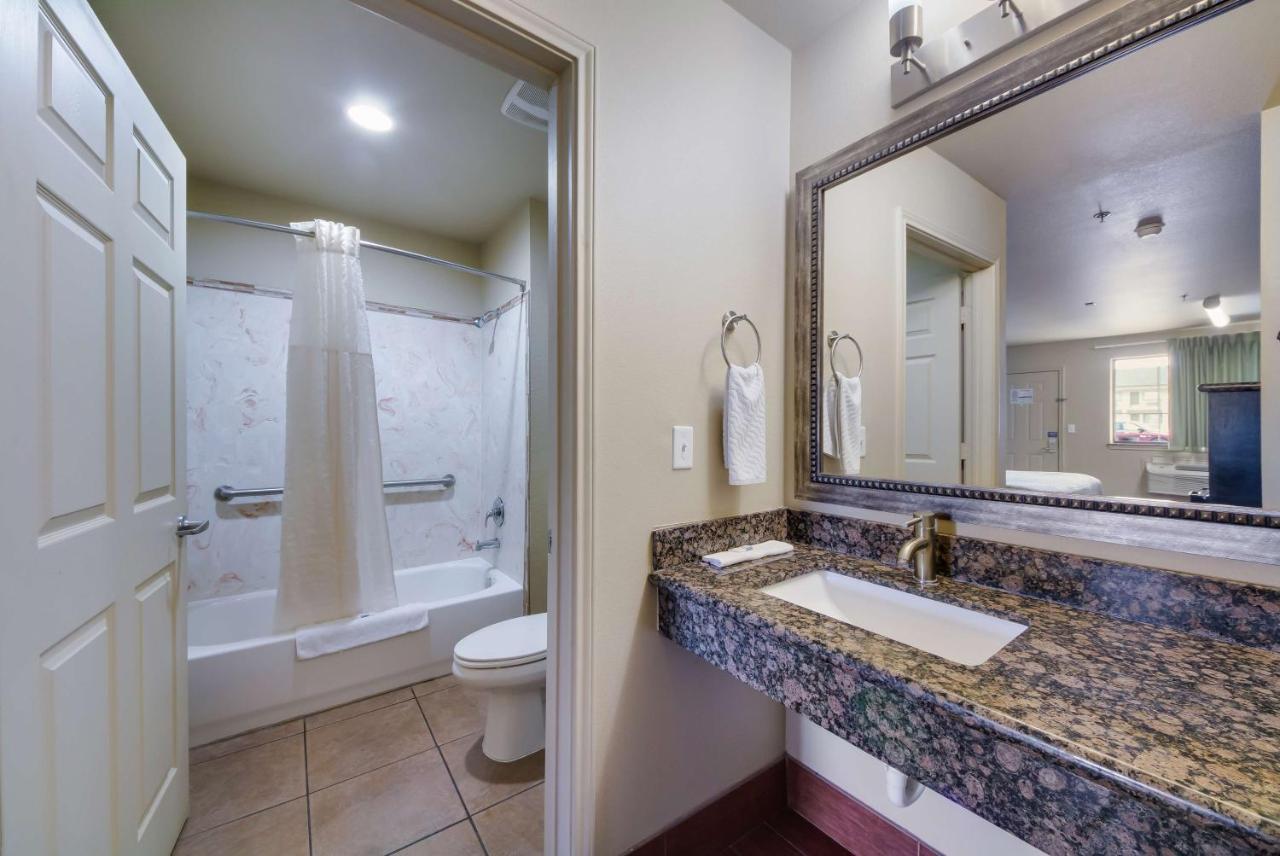 Motel 6 Floresville Экстерьер фото